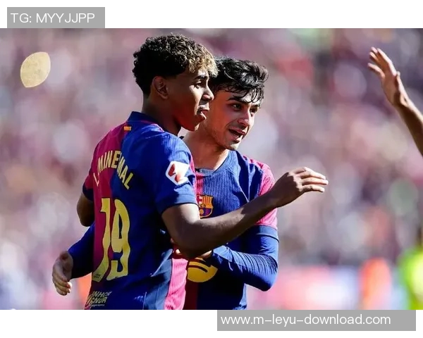 亚马尔与母亲弟弟共赏巴萨女足精彩比赛感受足球魅力